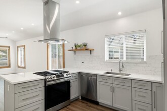 3040 La Solidad Way in Sacramento, CA - Foto de edificio - Building Photo
