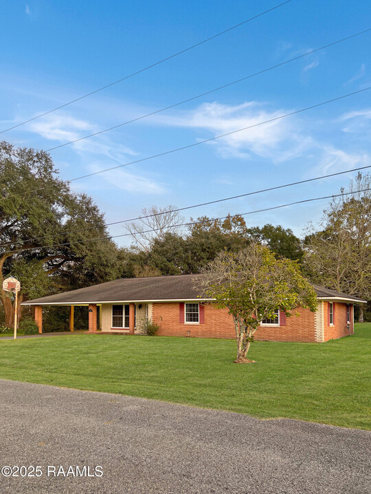 116 Ira Dr in Breaux Bridge, LA - Building Photo