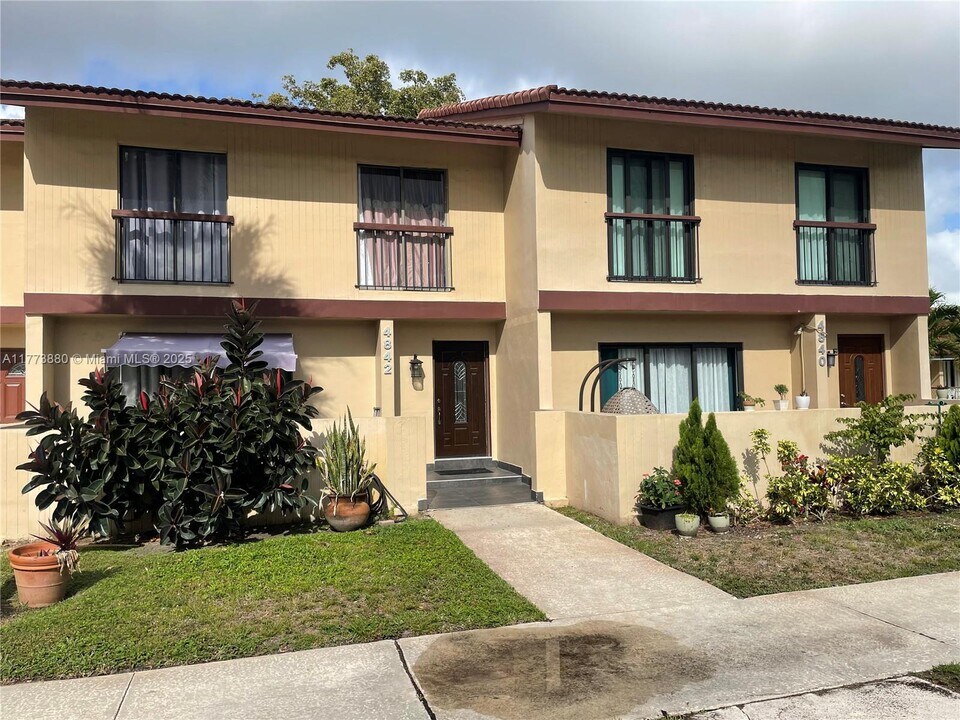 4842 Sheridan St in Hollywood, FL - Building Photo
