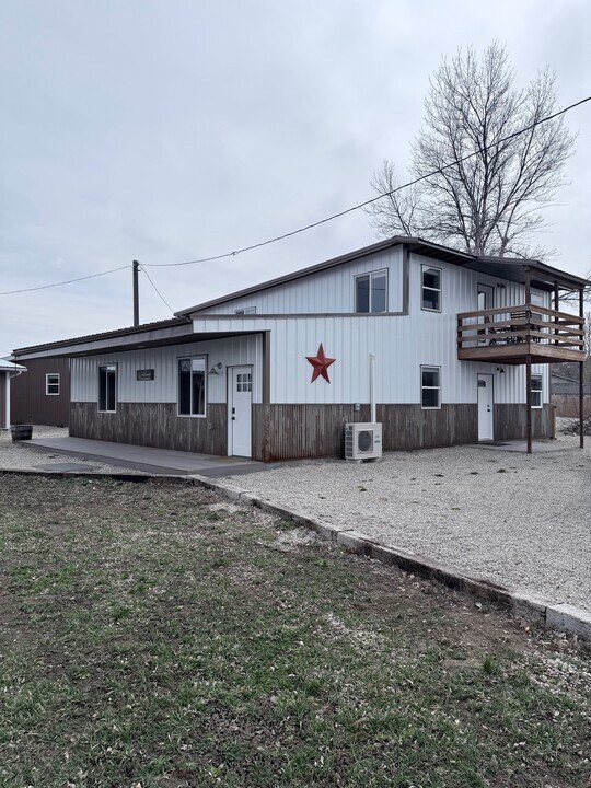 211 Fish Hatchery Rd in Hamilton, MT - Building Photo