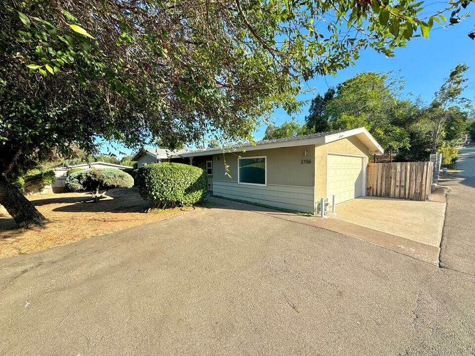 2156 Montiel Rd in San Marcos, CA - Building Photo