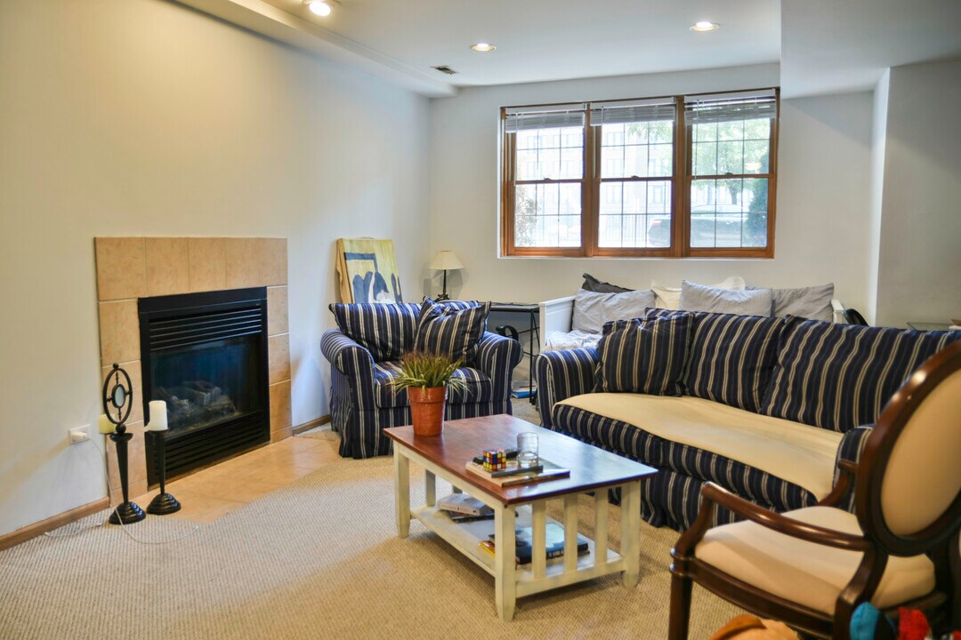 918 N Paulina St, Unit G in Chicago, IL - Building Photo