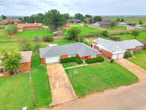 1212 Lynnwood Dr in Lindsay, OK - Building Photo - Building Photo