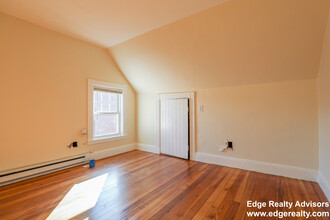 32 Richardson St, Unit 2 in Boston, MA - Foto de edificio - Building Photo