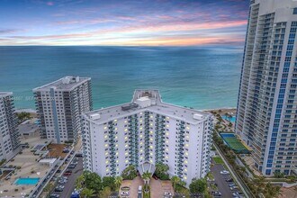 3001 S Ocean Dr in Hollywood, FL - Building Photo - Building Photo