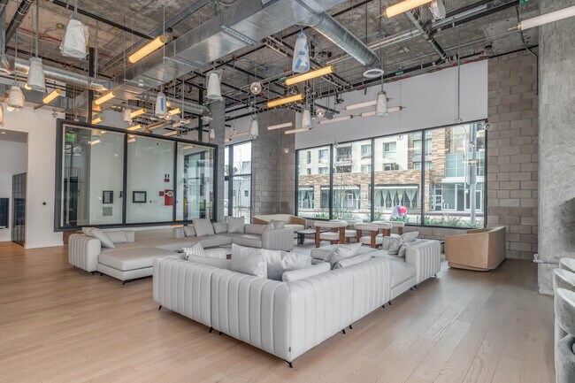 Miles at Highland in Los Angeles, CA - Foto de edificio - Lobby