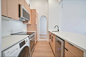 19 St Marks Pl in New York, NY - Building Photo - Building Photo