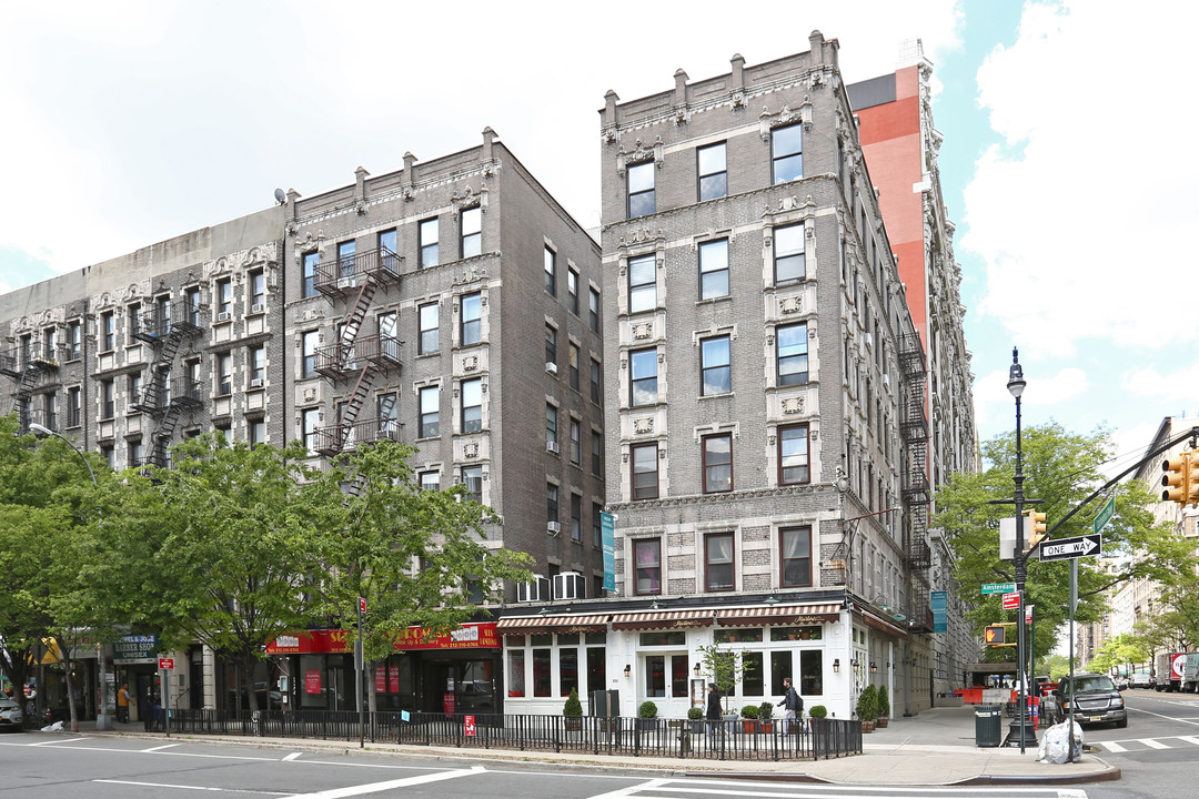 1012 Amsterdam Ave in New York, NY - Building Photo