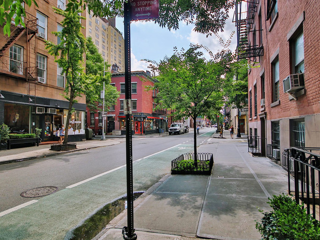 151 West 10th Street in New York, NY - Foto de edificio - Building Photo