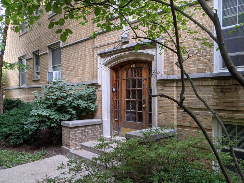 828 Reba Pl, Unit 32-2S in Evanston, IL - Building Photo