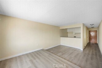 16226 Vanowen St-Unit -207 in Los Angeles, CA - Foto de edificio - Building Photo