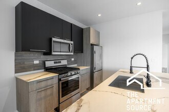 2533 W Fullerton Ave in Chicago, IL - Building Photo - Building Photo