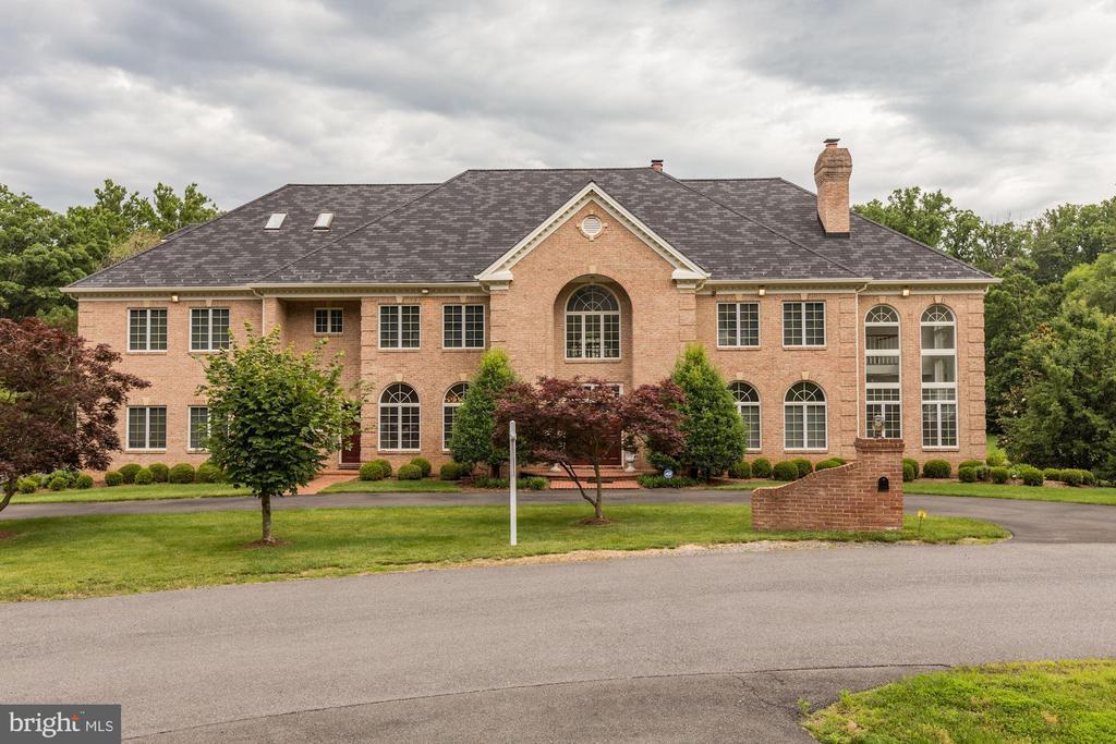 914 Helga Pl in McLean, VA - Foto de edificio