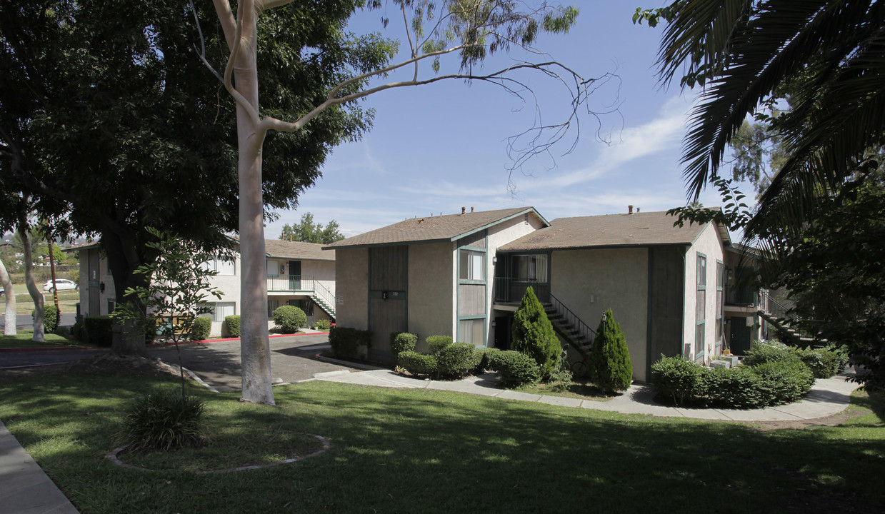 350-352 S Monte Vista St in La Habra, CA - Building Photo