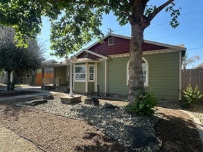 1085 E Academy Ave in Tulare, CA - Building Photo - Building Photo