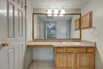 1311 Antoine Dr in Houston, TX - Foto de edificio - Building Photo