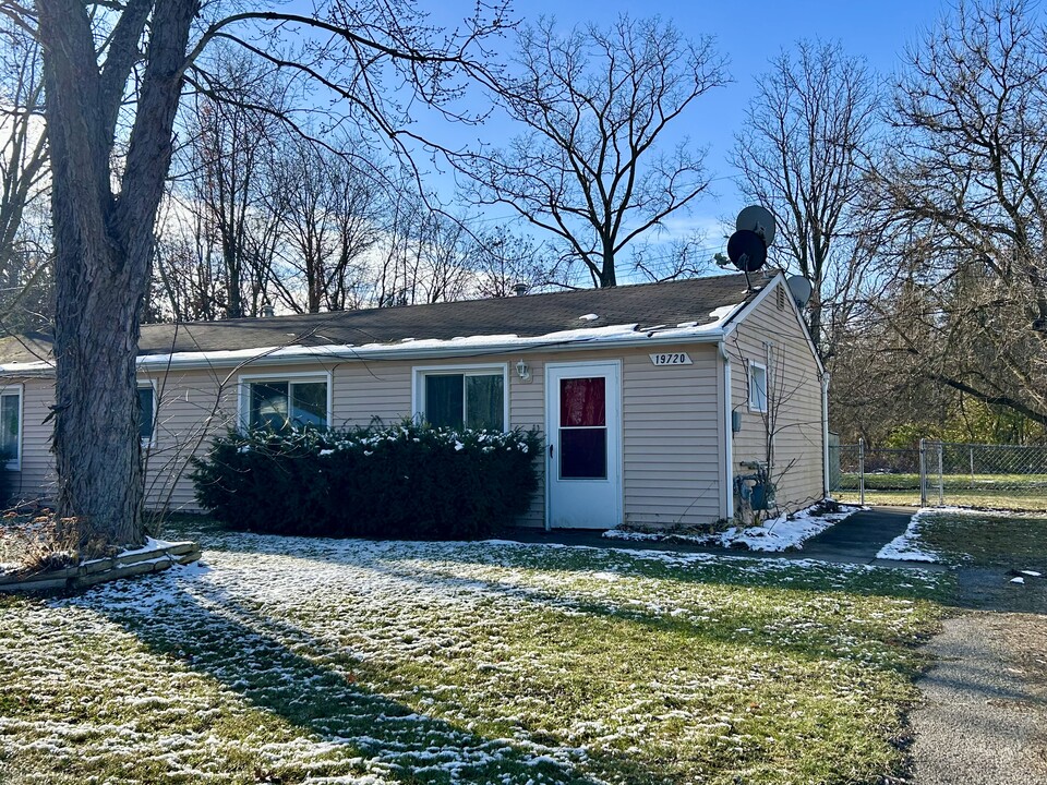 19720 Sharron in Belleville, MI - Building Photo