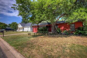 620 Harrison Ln in Hurst, TX - Foto de edificio - Building Photo