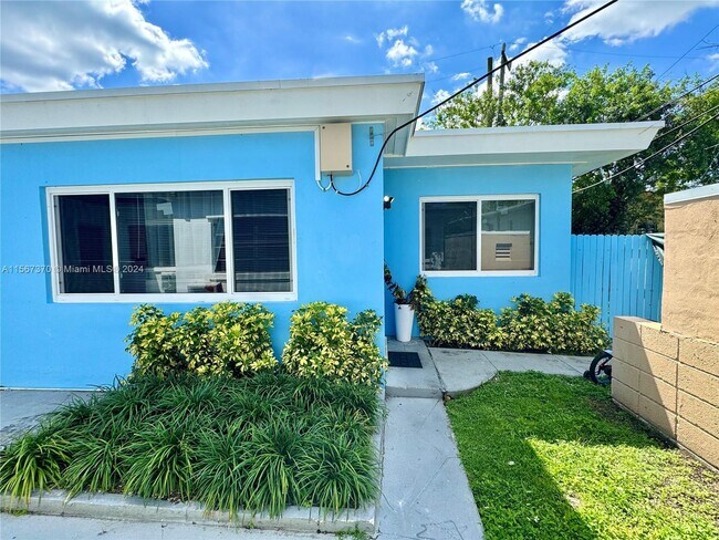 2120 Biarritz Dr, Unit 4 in Miami Beach, FL - Building Photo - Building Photo