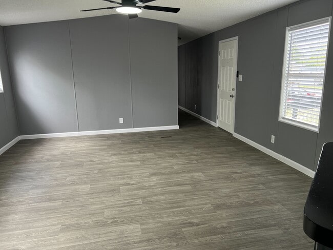 750 Silent Valley Rd in Lockhart, TX - Foto de edificio - Building Photo