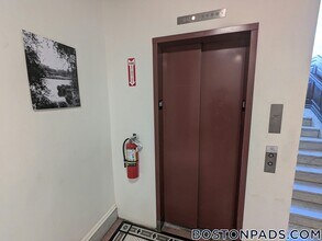 31 Park Dr, Unit 18 in Boston, MA - Foto de edificio - Building Photo