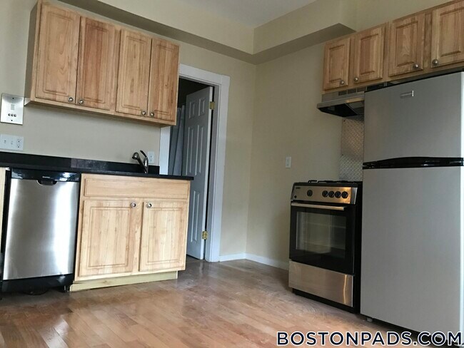 232 Cambridge St, Unit 9 in Boston, MA - Foto de edificio - Building Photo