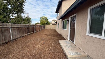 221-223 E Mead St in San Jacinto, CA - Building Photo