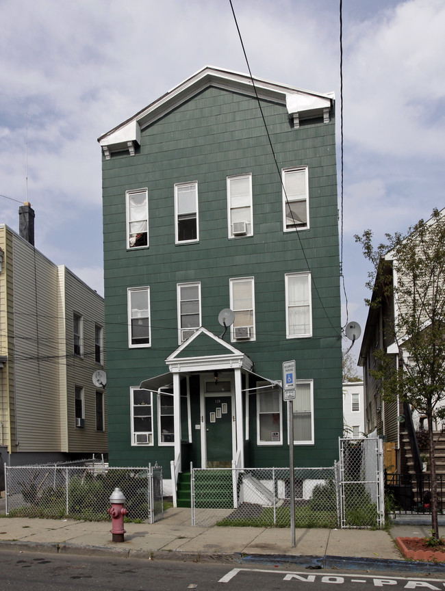 128 Bay View Ave in Jersey City, NJ - Foto de edificio - Building Photo