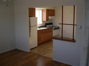 Reservoir Square Apartments in St. Louis, MO - Building Photo - Interior Photo