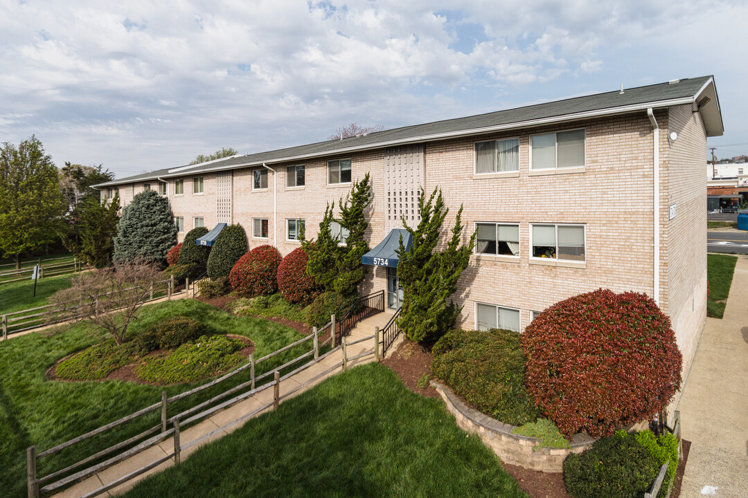 Carousel Court in Falls Church, VA - Foto de edificio