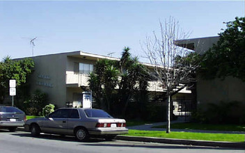 244 W Tujunga Ave in Burbank, CA - Foto de edificio - Building Photo