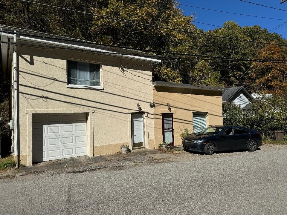 889 S Park Rd in Charleston, WV - Building Photo