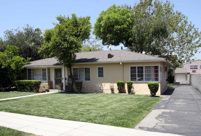 607 N Adams St in Glendale, CA - Foto de edificio - Building Photo