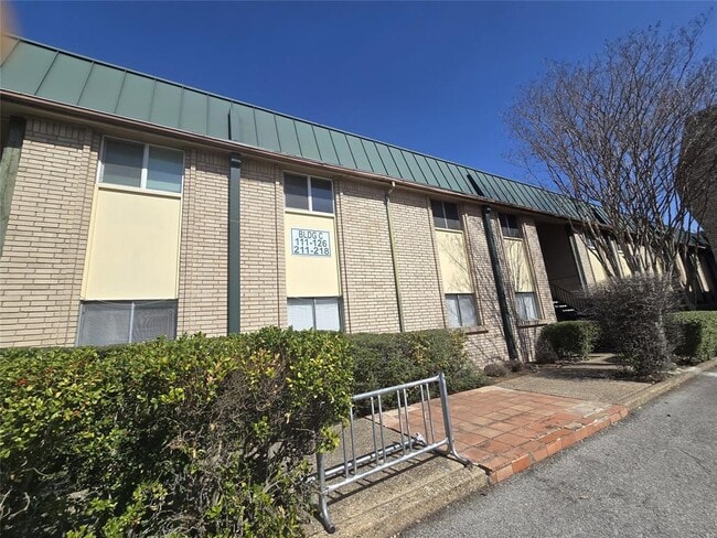 2600 Penny Ln in Austin, TX - Foto de edificio - Building Photo