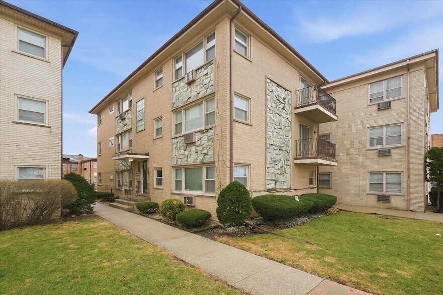 7709 W Marwood Ave, Unit 1N in Elmwood Park, IL - Foto de edificio