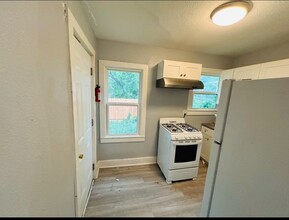 914 Clower-Unit -2 in San Antonio, TX - Foto de edificio - Building Photo