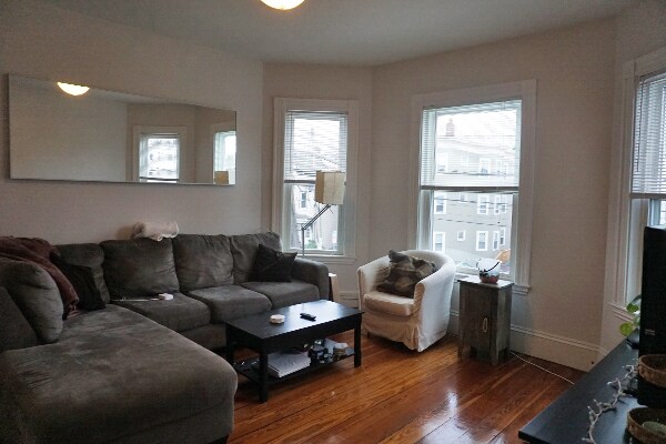 335 Beacon St, Unit 335-2 in Somerville, MA - Foto de edificio - Building Photo