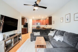 321 W Schiller St in Chicago, IL - Foto de edificio - Building Photo