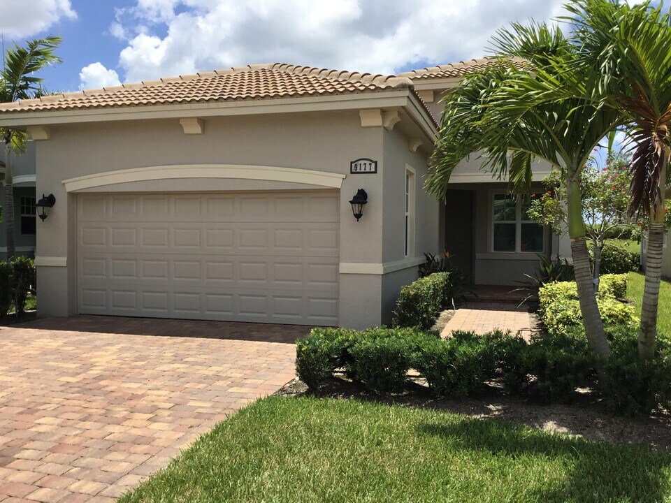 9177 SW Pepoli Way in Port St. Lucie, FL - Building Photo