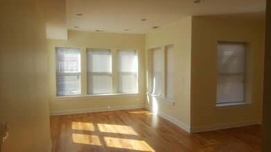 4817 N Troy St, Unit 1 in Chicago, IL - Building Photo - Building Photo
