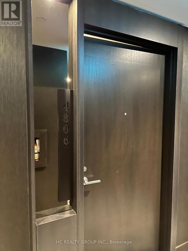 11 Yorkville Ave in Toronto, ON - Building Photo - Building Photo