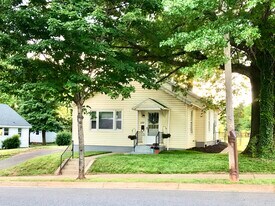 2205 Mayflower Dr in Lynchburg, VA - Building Photo