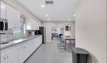 2217 NW 4th Ave in Wilton Manors, FL - Building Photo - Building Photo