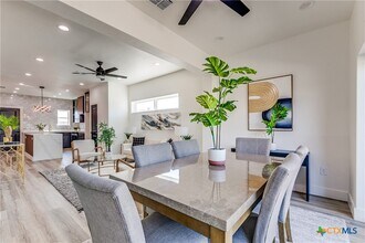 126 E Lachapelle in San Antonio, TX - Building Photo - Building Photo