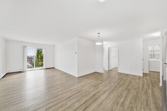 Windermere Village Apartments in Edmonton, AB - Building Photo - Building Photo