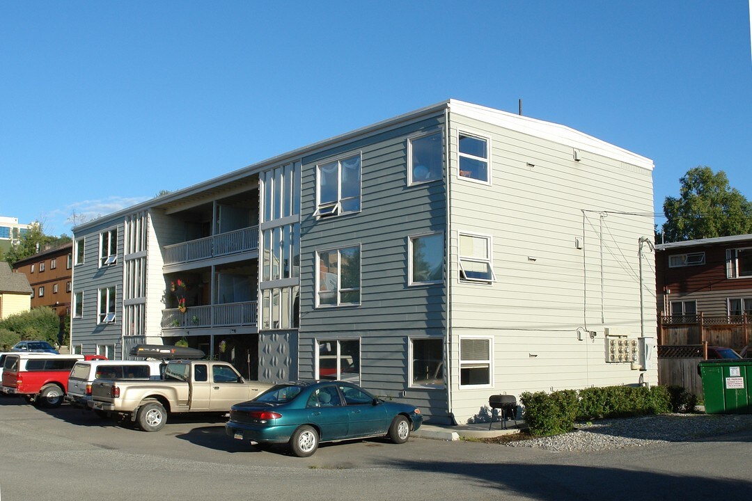 1306 W 6th Ave in Anchorage, AK - Foto de edificio