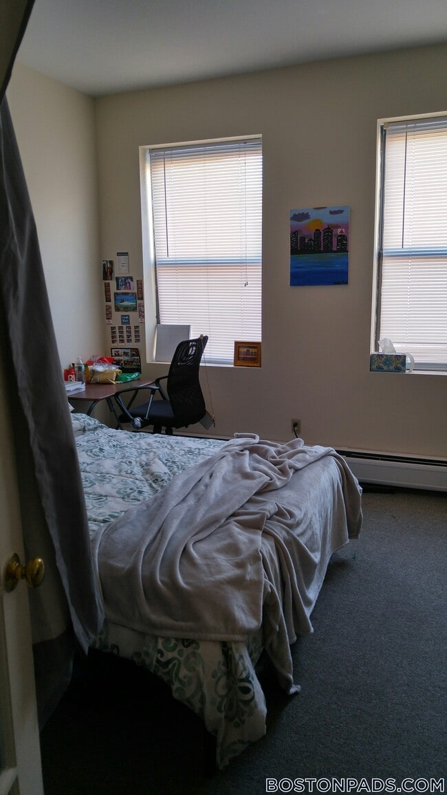 833 Beacon St, Unit 202 in Boston, MA - Foto de edificio - Building Photo