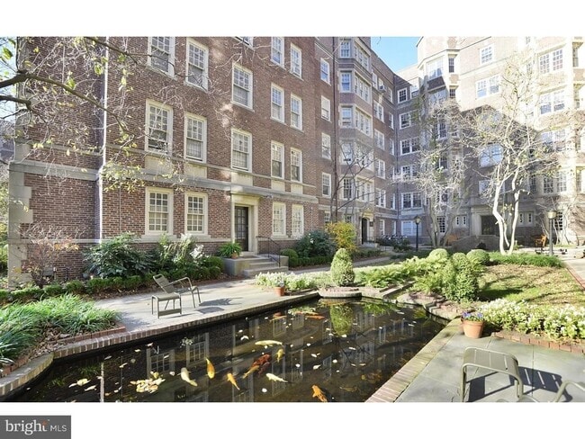 4625 Pine St, Unit F103 in Philadelphia, PA - Foto de edificio - Building Photo
