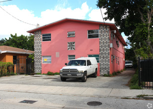 565 NW 33rd St in Miami, FL - Building Photo - Building Photo