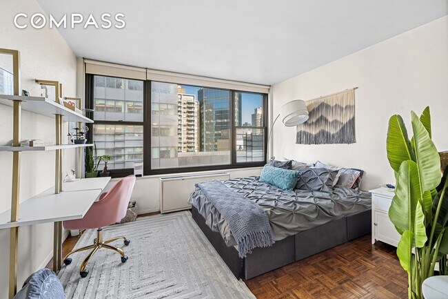 117 W 57th St in Manhattan, NY - Building Photo - Building Photo